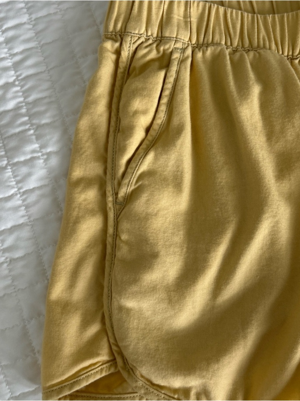 Madewell Women’s Pull-On Shorts
Light Straw
Medium - Picture 9 of 16